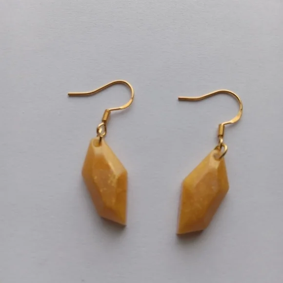 Harvest gold resin earrings - Picture 2 of 3